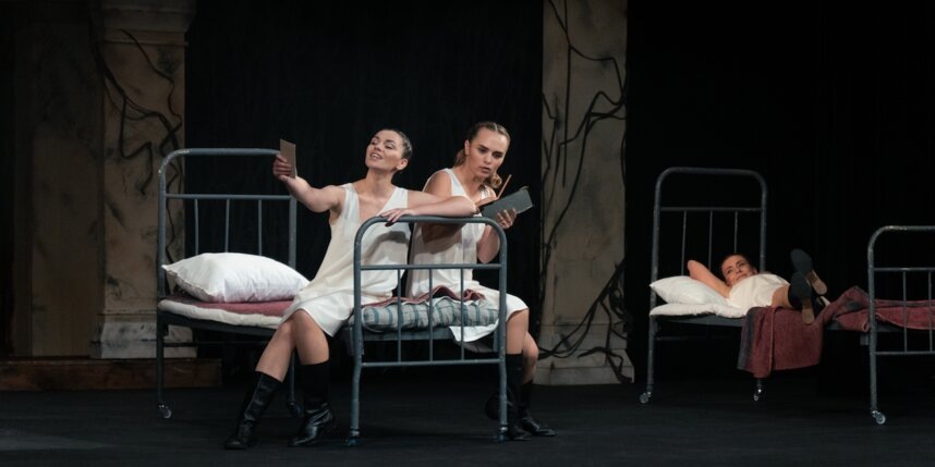    Сцена из спектакля "Не покидай меня" (Брест)предоставлено пресс-службой "Балтийского дома"