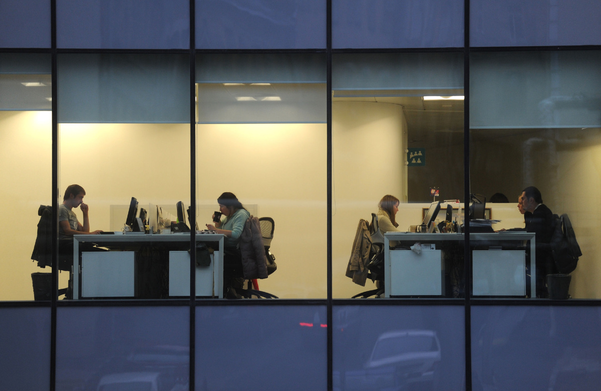 Сотрудники в офисе © Sputnik