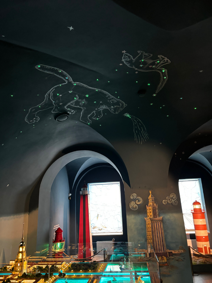 Выставка начинается со звезд. Почему именно звезды? Ранее никаких указателей, конечно, не было, моряки ориентировались только по ним. 