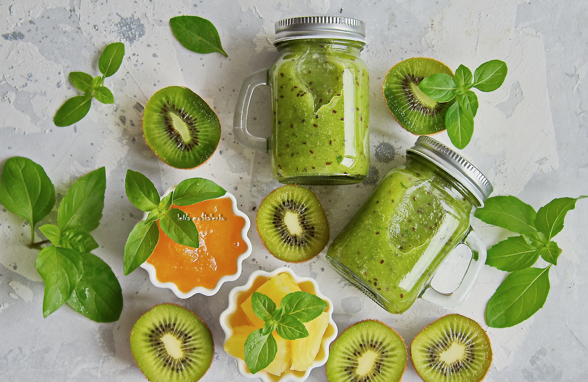 Смузи с киви, базиликом и ананасом 