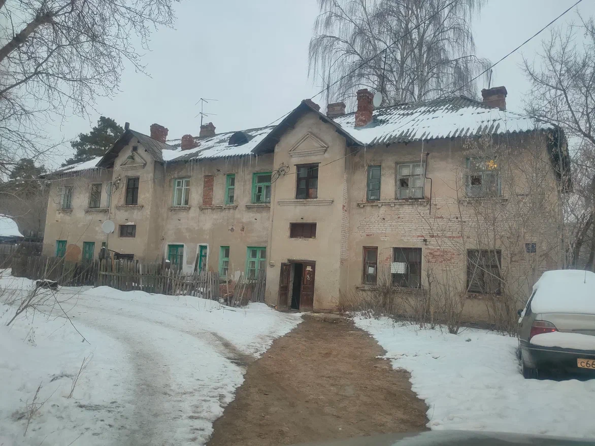Кто-то специалист по типовым зданиям советских лет? Первое здание у которого мы остановились и где я понял, что тут еще живут