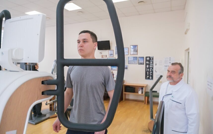    Вячеслав в одном из тренажёрных залов реабилитационного центра с профессором Тарасом СкоромцомАлёна Бобрович