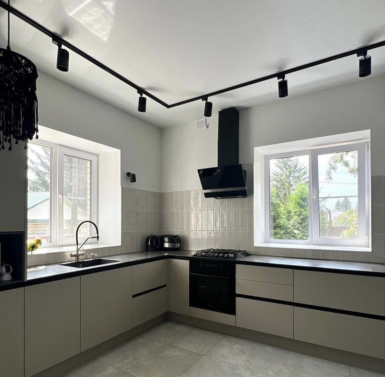 Один из наших проектов — кухонный гарнитур со столешницей из компакт-пластика HPL 12 мм с еврозапилом