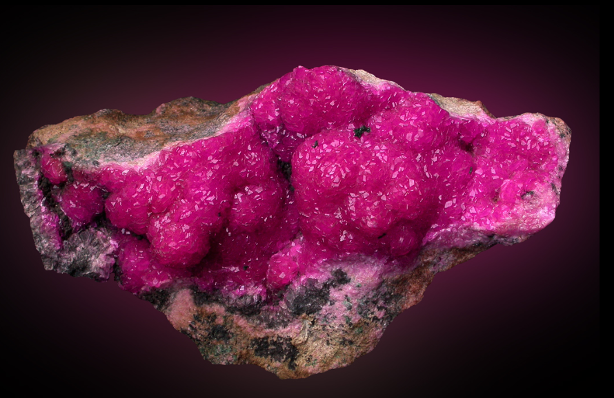 Образец кобальтокальцита насыщенного ярко-малинового цвета из ДР Конго,  фото с сайта mindat.org