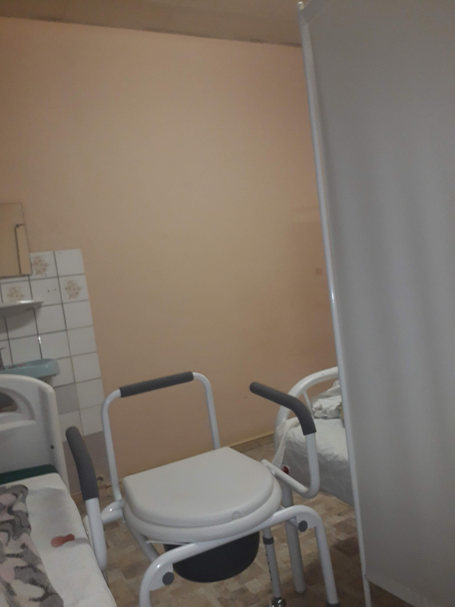 Мой туалет. Спасибо парню санитару. И ширму я выпросила. Рядом мужчины лежат, а у меня туалет вот такой.