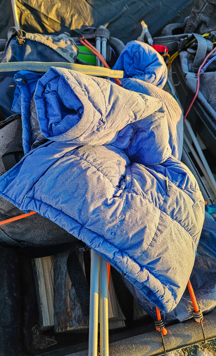 За ночь вещи покрываются инеем и дубеют