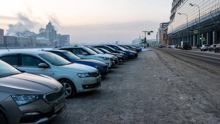    Парковка автомобилей на Петроградской набережной. Автор фото: Тихонов Михаил