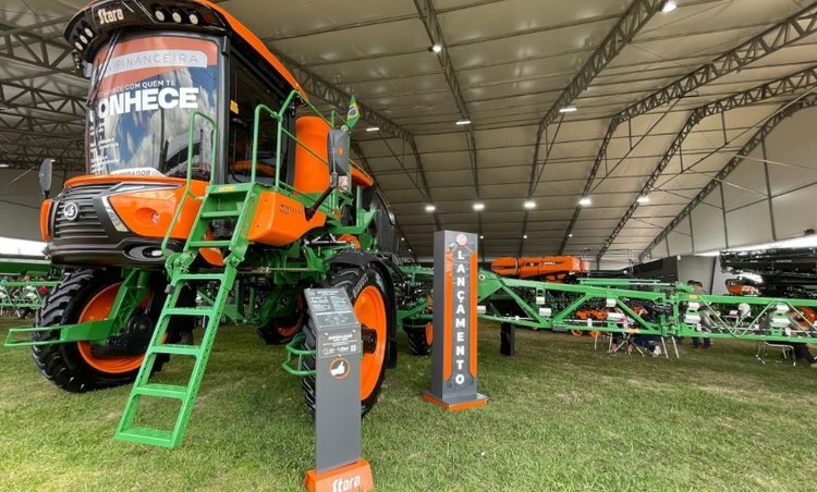    Единственную в мире самоходную машину с функциями опрыскивания, разбрасывания удобрений и пневматпосева представили в Бразилии