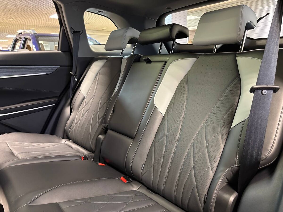 Благодаря широкой колесной базе на втором ряду сидений просторно и комфортно 