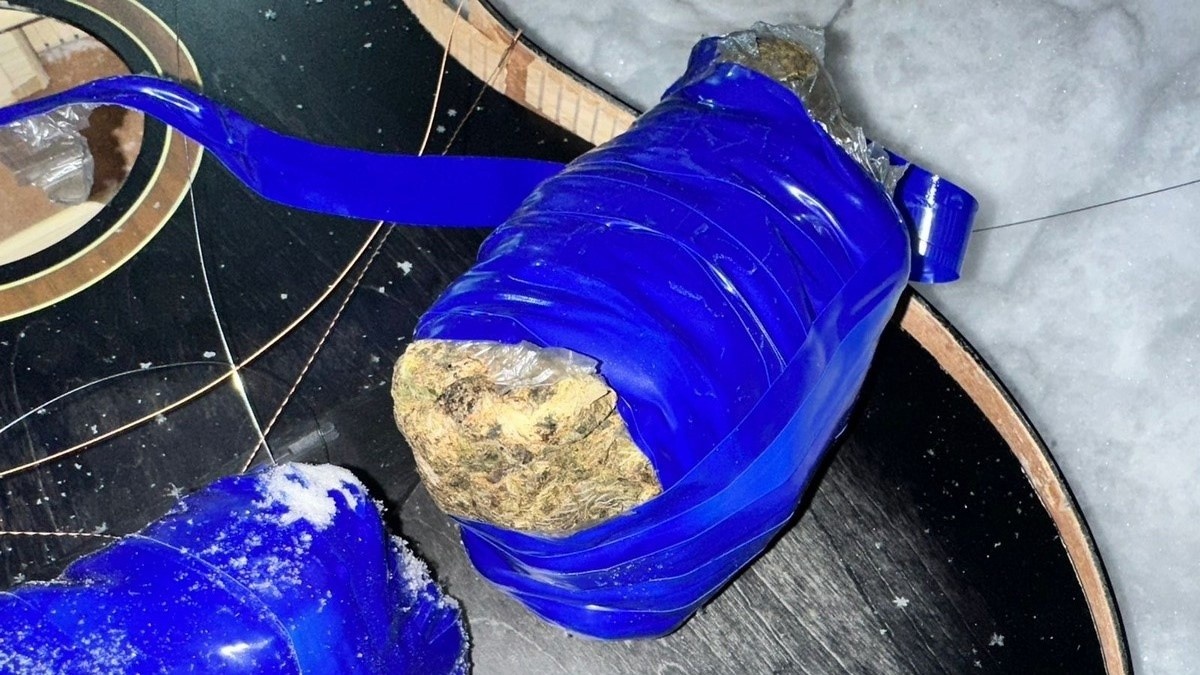    Автостопщик провёз в Югру наркотики в гитаре