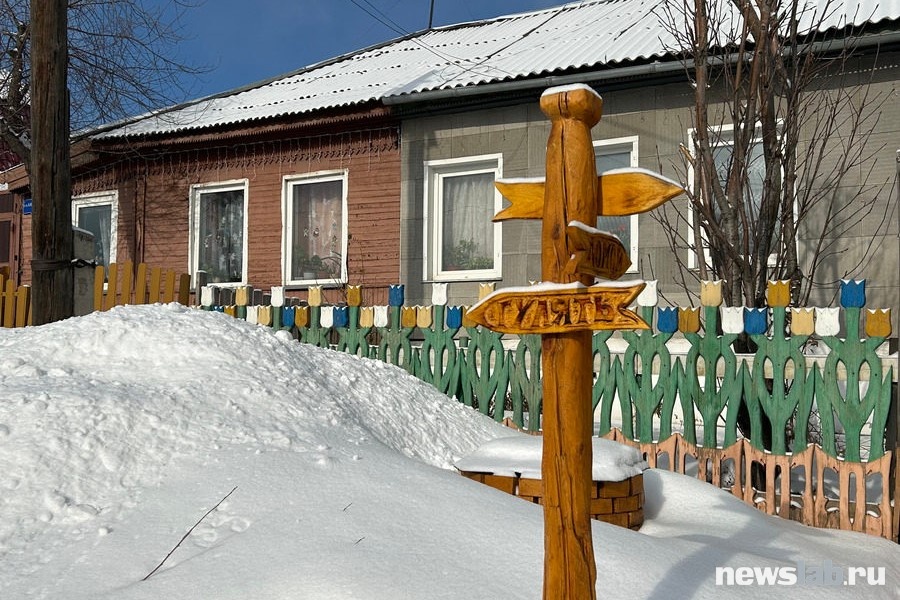 Именно это мы и собираемся делать! Указатель стоит возле домика на подступе к Покровскому парку