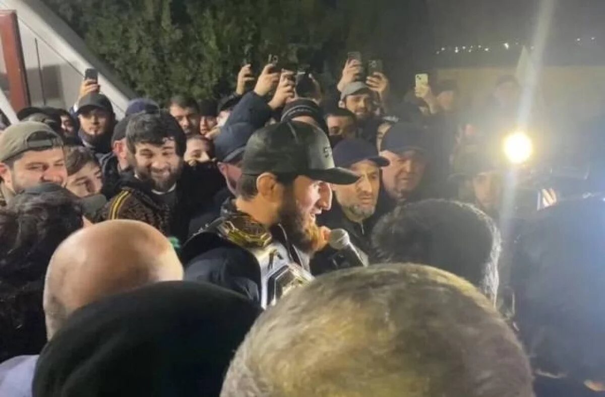    Чемпиона UFC Магомеда Анклаева встретили тысячи дагестанцев в Махачкале