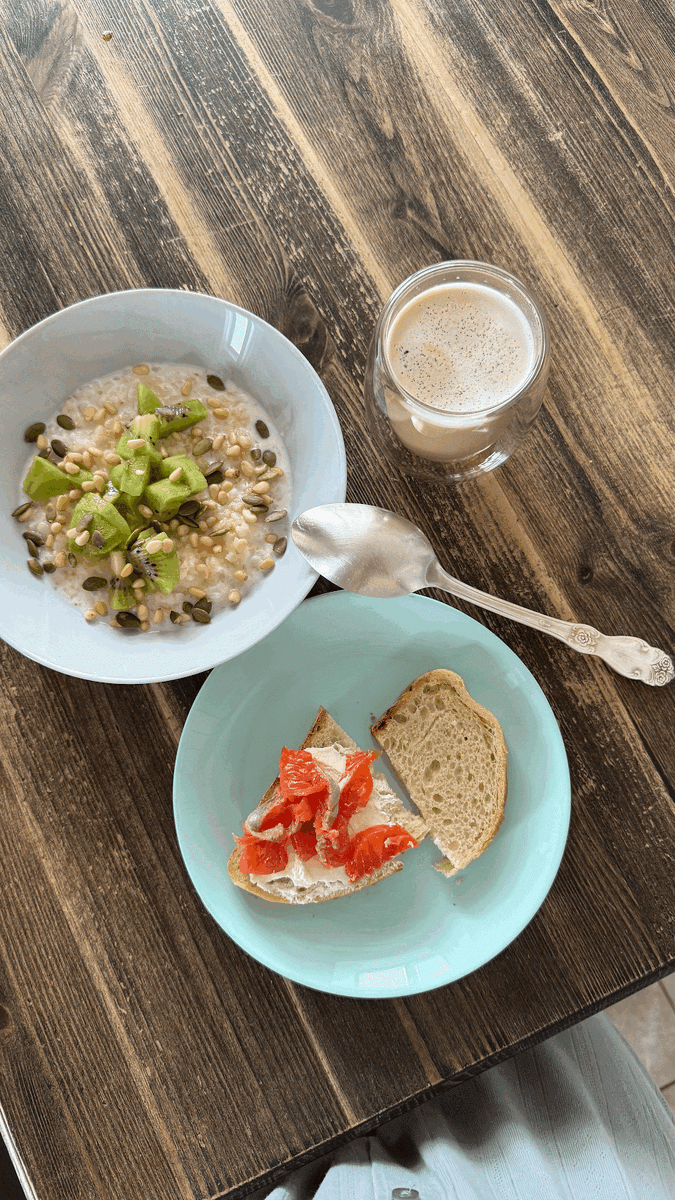 Здесь тоже рисовая каша, киви, семечки тыквы и кедровые орешки