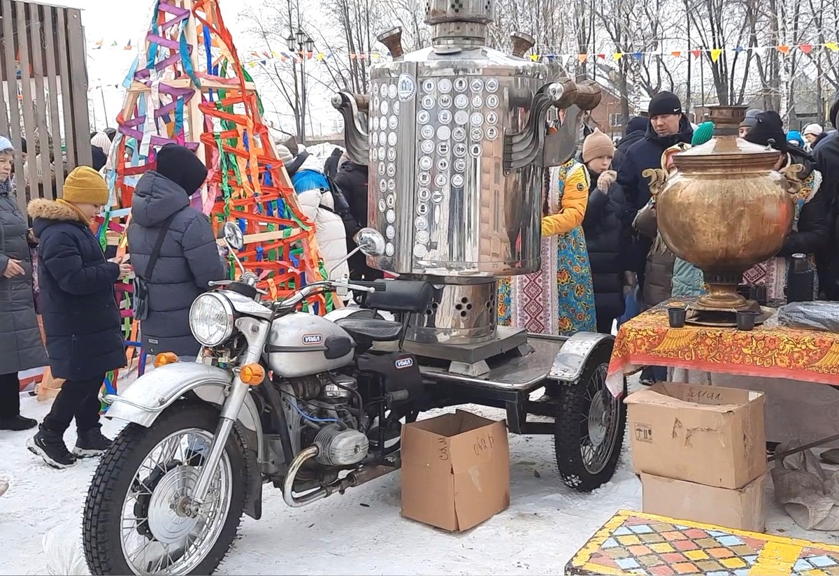 Самовар на мотоцикле на "Проводах Масленицы" в г. Березовском Свердловской области