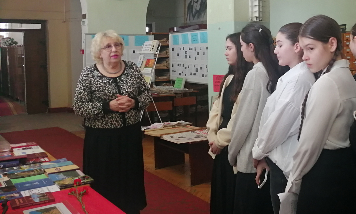 Наталья Ласкова провела экскурсию для старшеклассников. Фото автора.