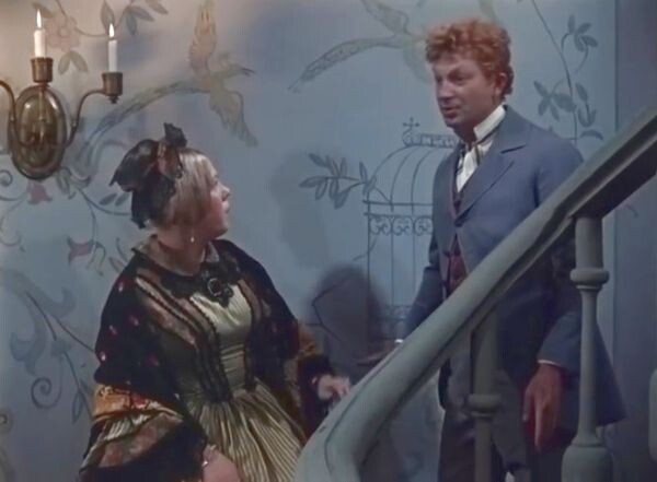 Ничкина и Бальзаминов говорят о Наполеоне III. Кадр из фильма