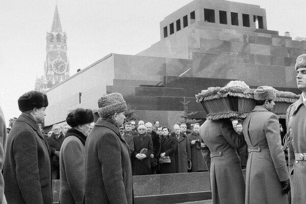    Михаил Сергеевич Горбачев (второй слева на первом плане) во время траурной процессии на похоронах генерального секретаря ЦК КПСС Константина Устиновича Черненко (1911–1985) на Красной площади Москвы, 13 марта 1985 года / Борис Кауфман/РИА Новости