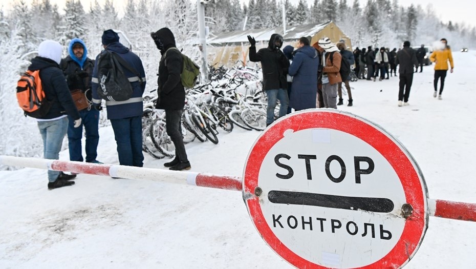    Мигранты у границы России с Финляндией в Мурманской области. Ноябрь 2023 года. Автор фото: Лев Федосеев/ТАСС