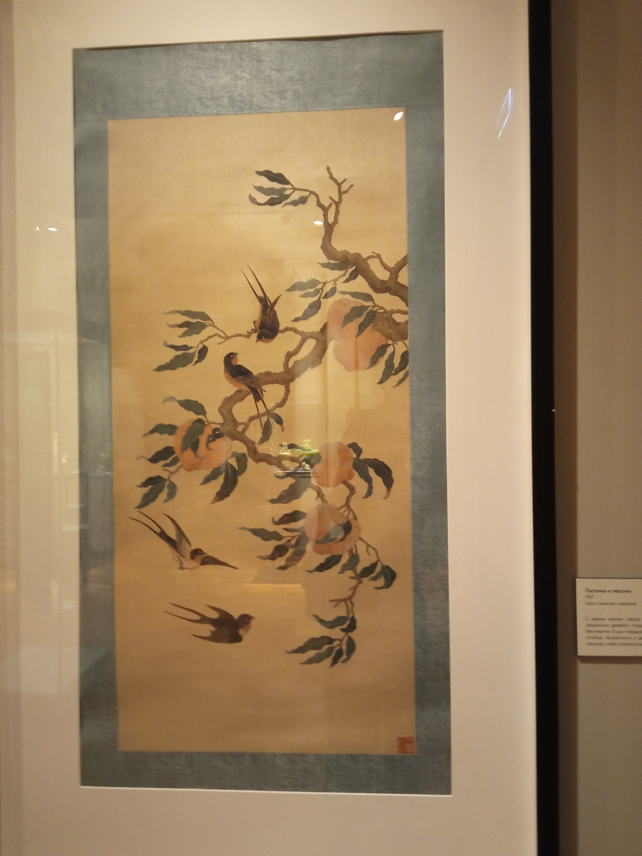 "Ласточки и персики" 1957. Шёлк, ткачество, подкраска