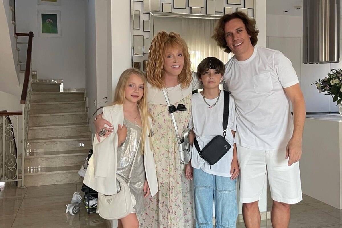    Алла Пугачева с мужем и детьми Социальные сети