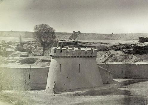 Вид на одну из башен новой Ташкентской крепости в 1860-е годы