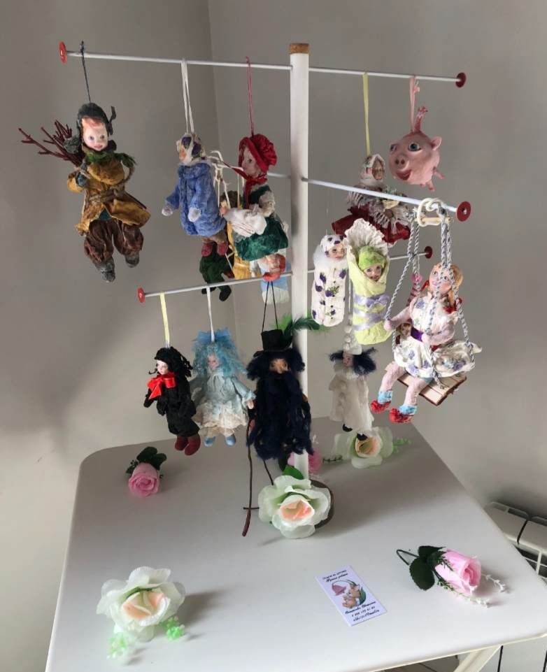 Все, как правило, начинается с цветов-обещаний счастья и богатой жизни без серьезных усилий...