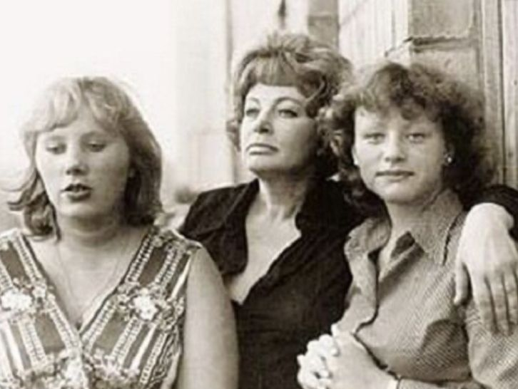  Алла с дочерьми. Алена Переверзева (слева) и Арина Рыбникова (справа)