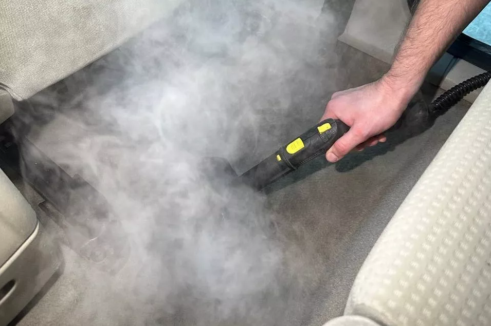 Процесс химчистки пола паром.