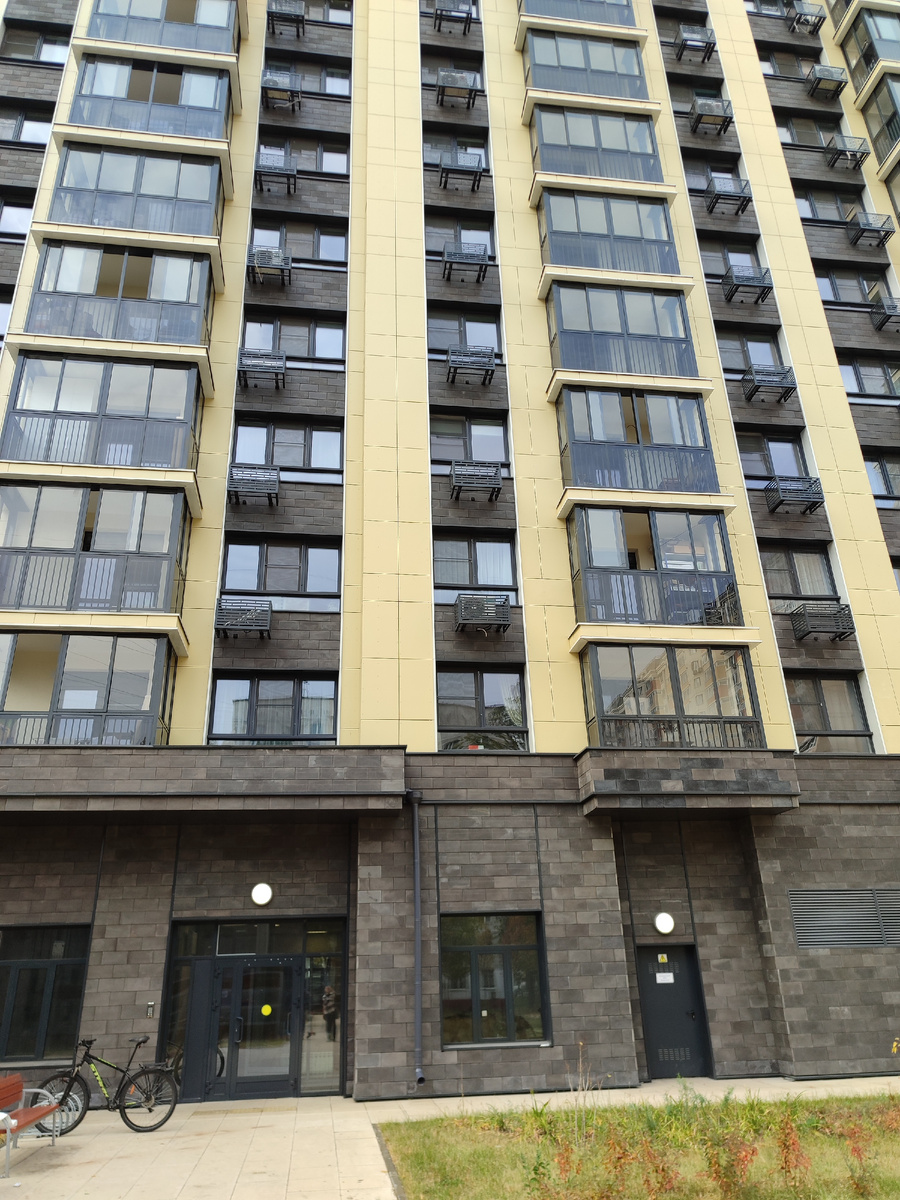 Один из домов по реновации в нашем районе. В похожем доме цена 2шки в 56м начинается от 15 с половиной млн. И это - стартовая (!) цена. Район хороший, поэтому итоговая цена взлетает примерно на 1 млн