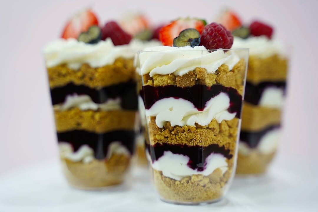 МЕДОВЫЕ ТРАЙФЛЫ С ЧЕРНОЙ СМОРОДИНОЙ