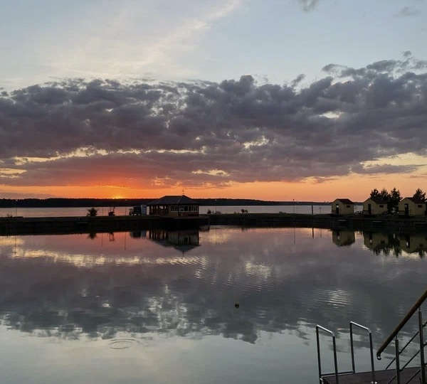 Можно любоваться видами на прекрасное закатное небо.