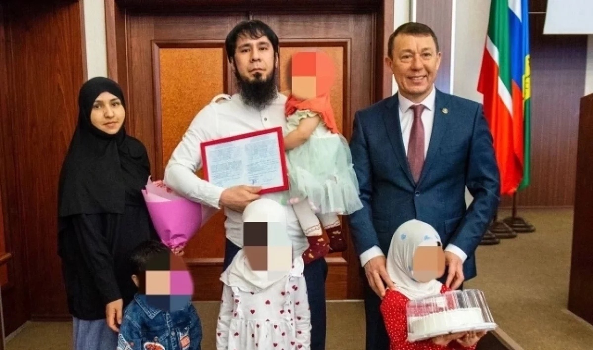 Счастливая семья новых россиян. Фото из интернета.