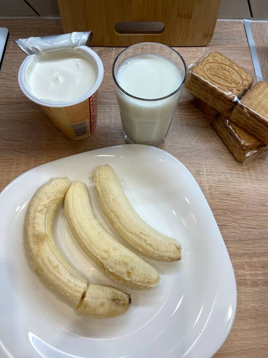 Сметана+сахар+банан. Молоко+печенье. Вот и все, что нам нужно:) 