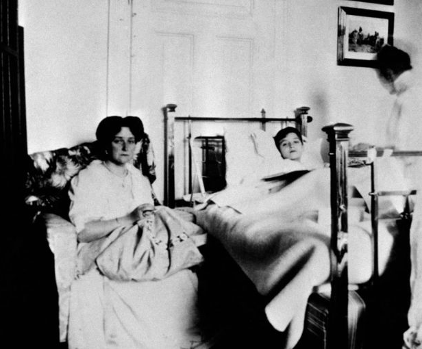 Императрица Александра Федоровна у пастели своего сына Алексея. 