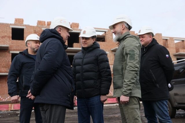    Вместе с руководителем Свердловского муниципального округа ЛНР Андреем Сухачёвым глава региона посетил строительную площадку, где возводят жилой комплекс «Красноярский». Фото: Правительство Красноярского края