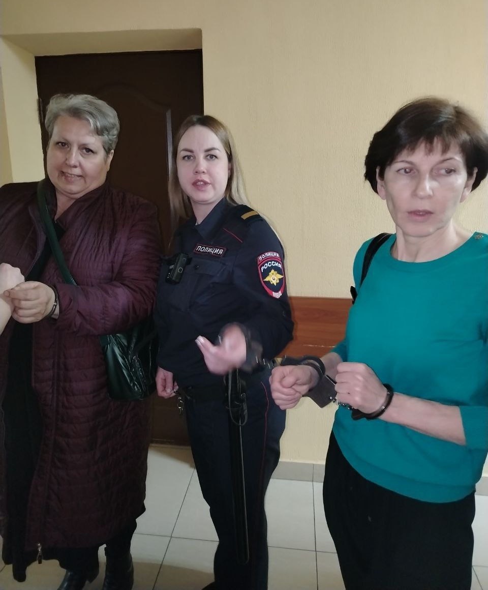 Наталья Игнатьева (слева) и Марина Токарева (справа) после заседания суда