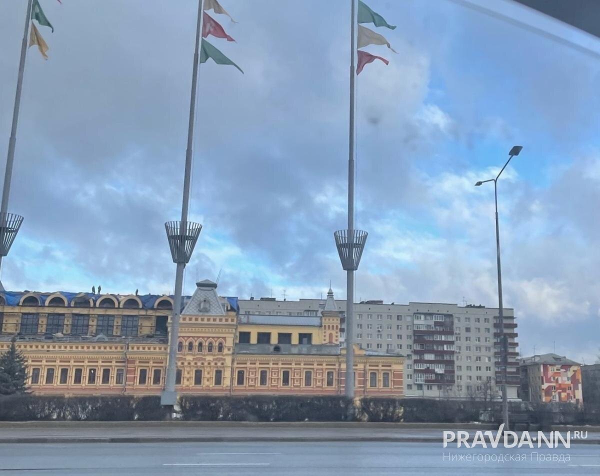    Рабочих заметили на крыше ярмарочного дома в конце прошлой недели