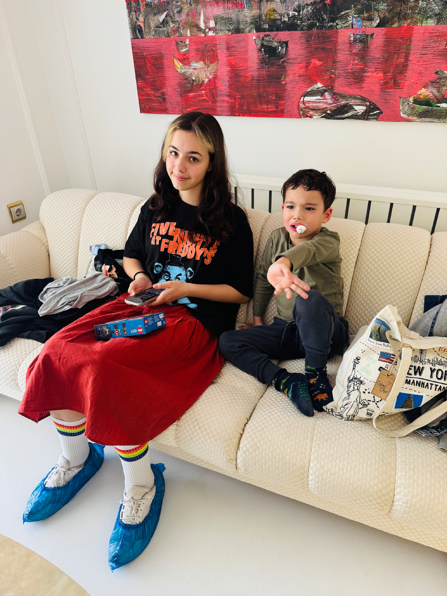 Дочка всегда помогает удерживать и успокаивать 