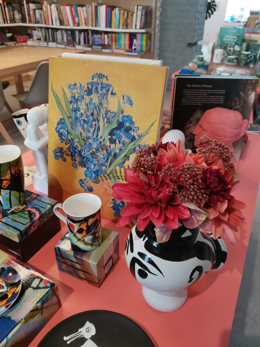 Оформление стенда в книжном магазине. Ваза очень графичная и интересная, она сама по себе, даже без цветов — акцентный элемент декора. 