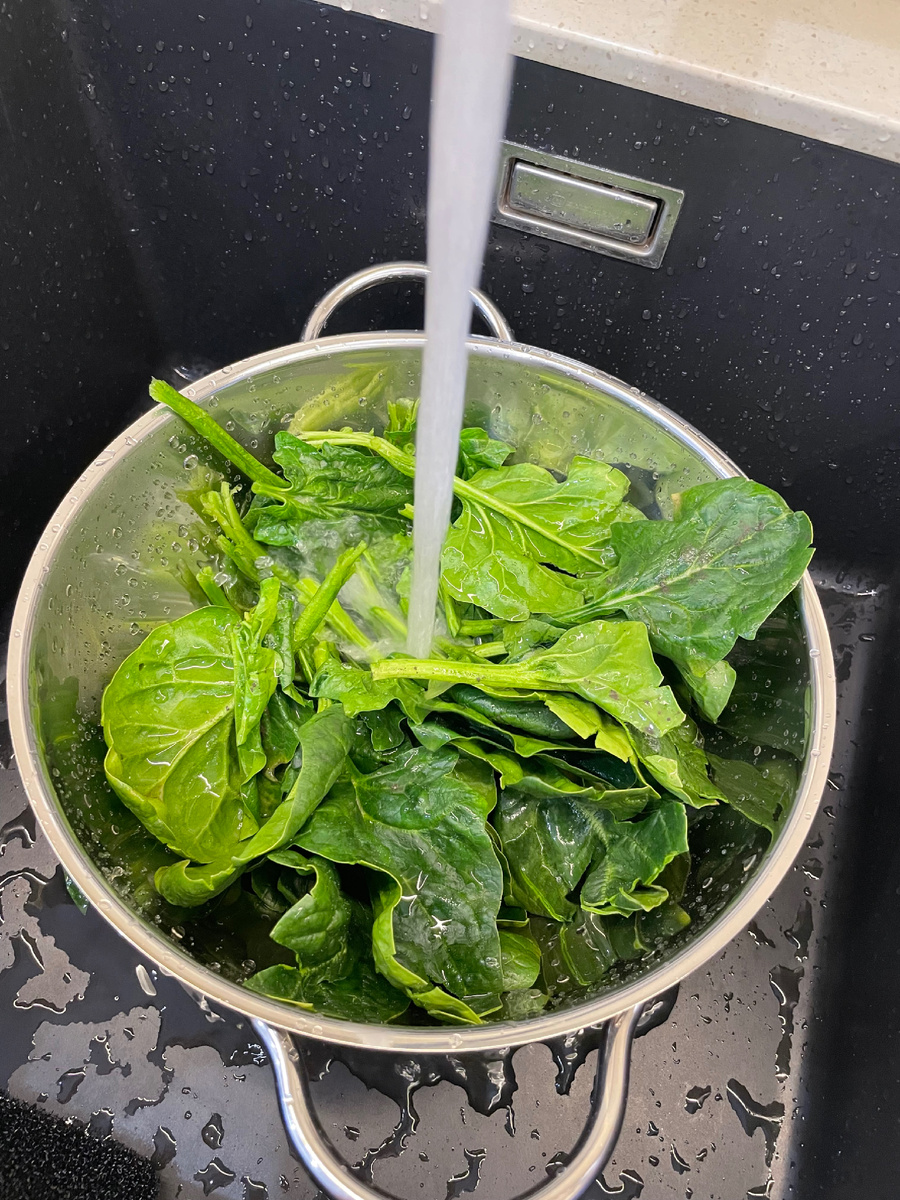 Промыть шпинат.