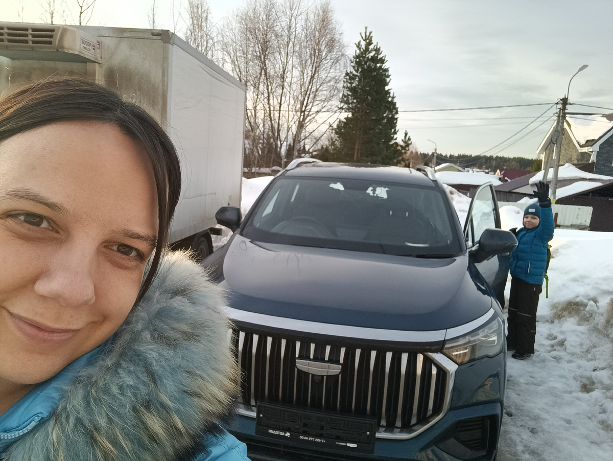 Я, Костя и наш свежекупленный бегемот еще без номеров, на котором происходили описываемые события.