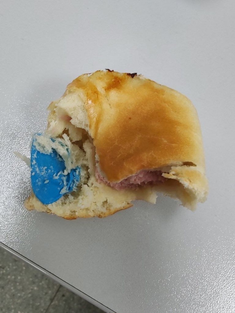  Сосиска в тесте с шариком или куском резиновой перчатки внутри. Фото: Злой ижевчанин