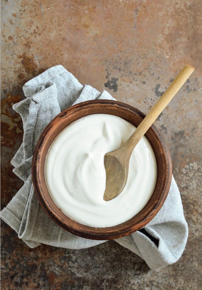 Да-да, сметану можно не только есть, но и применять в качестве доступного и натурального бьюти-средства!