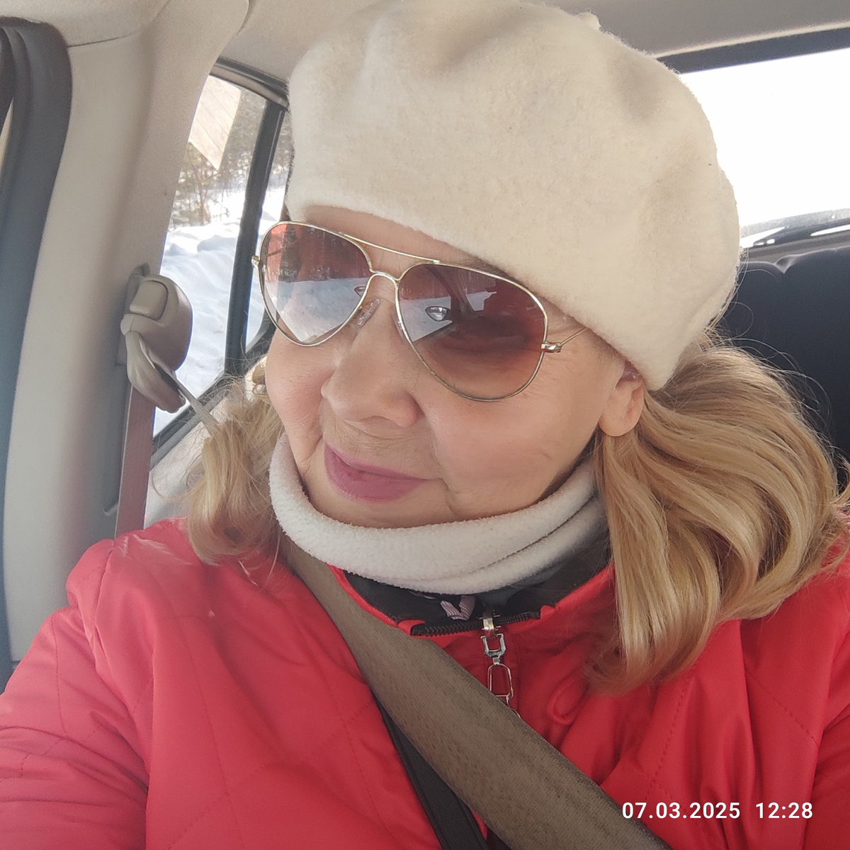 Фото автора.( Родители ушли на небеса в 64 - 66 лет. И казались глубокими стариками. А я сейчас сама 65 лет. Но глубокой старушкой как - то считать себя ну никак не готова...)