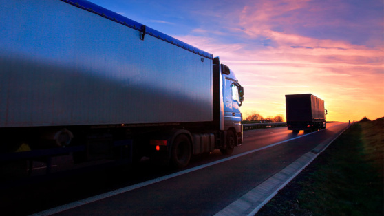    Ретейлеры попросили не штрафовать их за перевозку грузов по весенним дорогам ©Jaroslav Pachy sr / Shutterstock/Fotodom