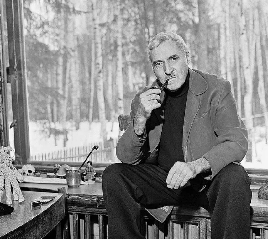 К.М.Симонов (1915-1979). Источник - https://www.culture.ru/events/844708/knizhnaya-vystavka-soldat-tragicheskoi-epokhi