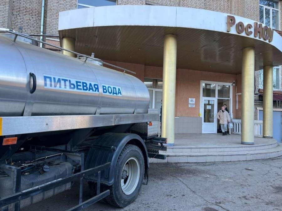 Водовоз у входа в общежитие