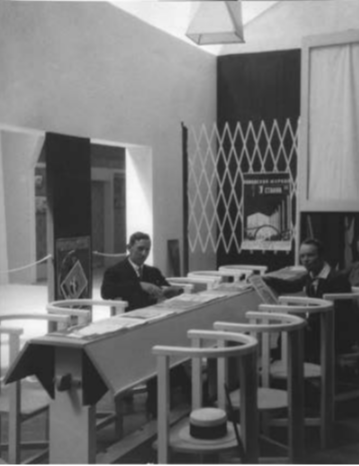 А. Родченко. Рабочий клуб. 1925 г. Фото с интерьера построенного по проекту Родченко Рабочего клуба для Международной всытавки декоравтиного искусства и художесвтенной промышленности в Париже.