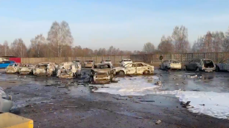    Последствия падения БПЛА на парковку компании "Мираторг" в Домодедово. Кадр из видео / t.me/khrustaleva_domodedovo