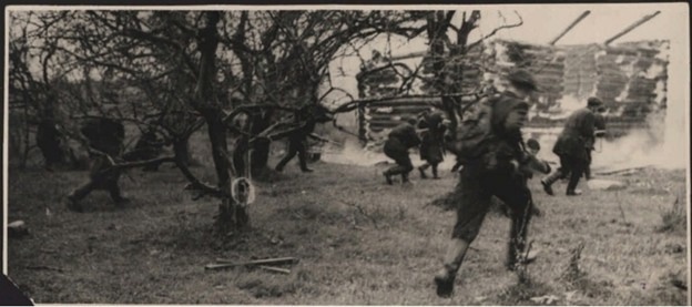 В тылу врага. Партизаны выбивают из деревни Б. немецкий карательный отряд. Фото М. Трахмана, ЛенТАСС. 6 марта 1943.